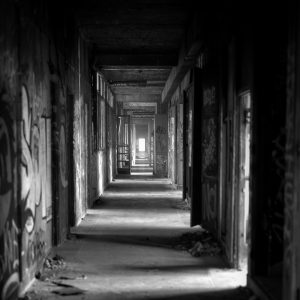 Promenade dans les longs couloirs d'un Sanatorium abandonné