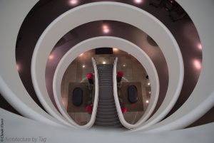 Escalier d'un hôtel en Angleterre, architecture TAG