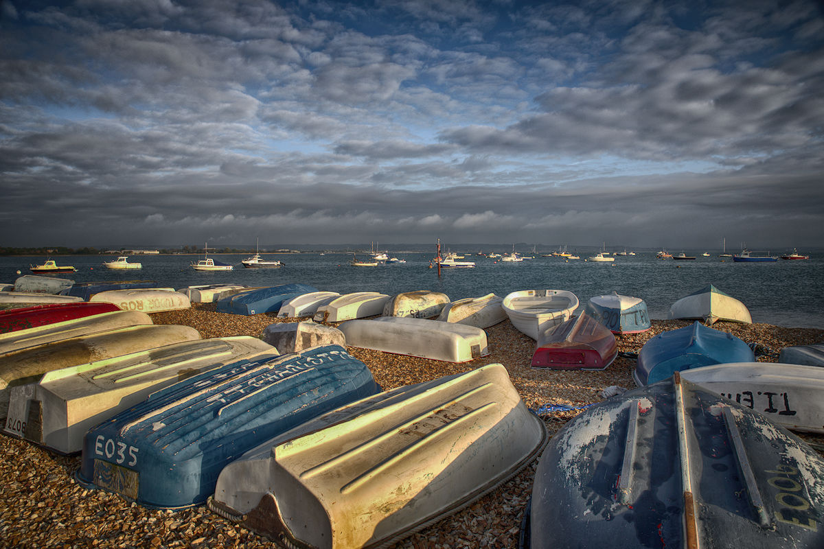 Petit matin tôt sur une plage anglaise avec ses barques retournées