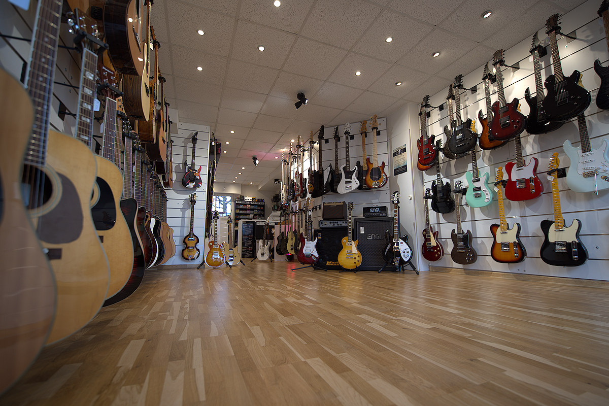 Intérieur d'une boutique de ventes de guitares
